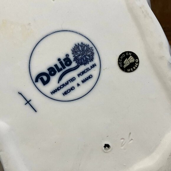 Vintage Dalia Lady Figurine, Handcrafted Porcelain, Made in Mexico - Picture 8 of 10